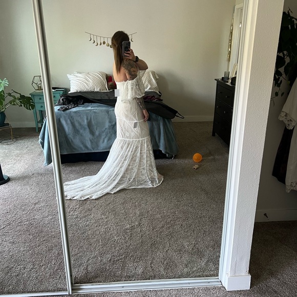BRAND NEW WITH TAGS Off the shoulder Wedding Gown - Picture 7 of 12